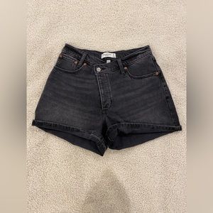Abercrombie - Curve Love - 4” Mom Short - High Rise - Black Wash